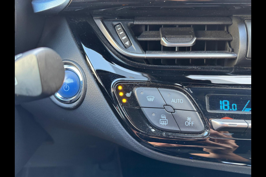 Toyota C-HR 1.8 Hybrid First Edition | Trekhaak, JBL, Apple CarPlay/Android auto, Dodehoekherkenning, Parkeersensoren, Stoelverwarming, LED