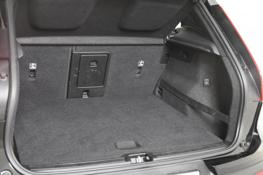 Volvo XC40 2.0 D3 Momentum *Navigatie*Trekhaak*Standkachel*