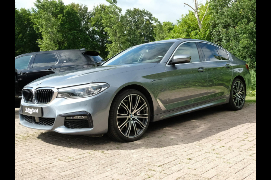 BMW 5 Serie 530e M Sport | 251 PK | Schuif-/ kanteldak | Adaptive cruise control | Bowers & Wilkins | Head Up Display | 360 graden camera | 20 inch velgen | Comfort stoelen | Stoelverwarming / Ventilatie | Keyless entry