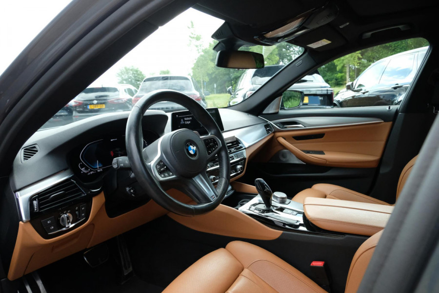 BMW 5 Serie 530e M Sport | 251 PK | Schuif-/ kanteldak | Adaptive cruise control | Bowers & Wilkins | Head Up Display | 360 graden camera | 20 inch velgen | Comfort stoelen | Stoelverwarming / Ventilatie | Keyless entry