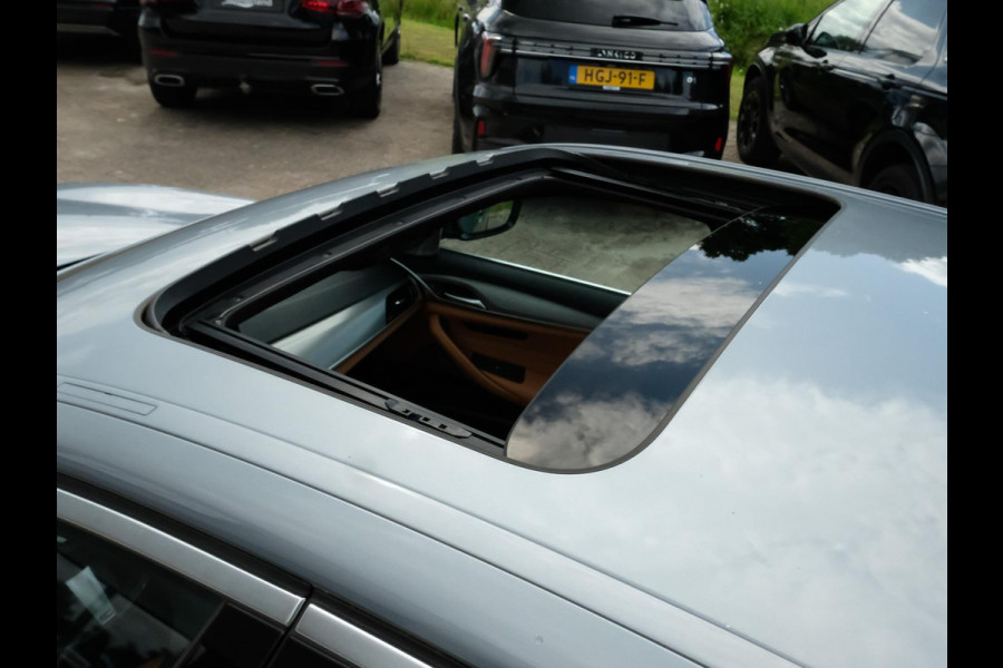 BMW 5 Serie 530e M Sport | 251 PK | Schuif-/ kanteldak | Adaptive cruise control | Bowers & Wilkins | Head Up Display | 360 graden camera | 20 inch velgen | Comfort stoelen | Stoelverwarming / Ventilatie | Keyless entry