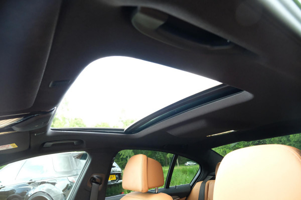 BMW 5 Serie 530e M Sport | 251 PK | Schuif-/ kanteldak | Adaptive cruise control | Bowers & Wilkins | Head Up Display | 360 graden camera | 20 inch velgen | Comfort stoelen | Stoelverwarming / Ventilatie | Keyless entry
