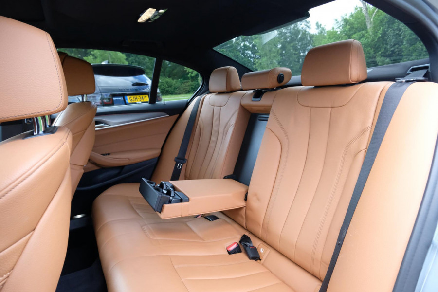 BMW 5 Serie 530e M Sport | 251 PK | Schuif-/ kanteldak | Adaptive cruise control | Bowers & Wilkins | Head Up Display | 360 graden camera | 20 inch velgen | Comfort stoelen | Stoelverwarming / Ventilatie | Keyless entry