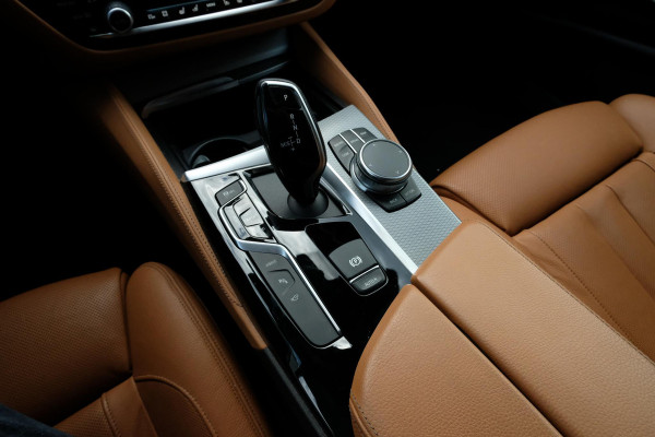 BMW 5 Serie 530e M Sport | 251 PK | Schuif-/ kanteldak | Adaptive cruise control | Bowers & Wilkins | Head Up Display | 360 graden camera | 20 inch velgen | Comfort stoelen | Stoelverwarming / Ventilatie | Keyless entry