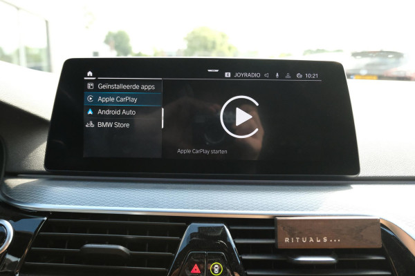 BMW 5 Serie 530e M Sport | 251 PK | Schuif-/ kanteldak | Adaptive cruise control | Bowers & Wilkins | Head Up Display | 360 graden camera | 20 inch velgen | Comfort stoelen | Stoelverwarming / Ventilatie | Keyless entry
