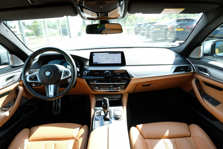 BMW 5 Serie 530e M Sport | 251 PK | Schuif-/ kanteldak | Adaptive cruise control | Bowers & Wilkins | Head Up Display | 360 graden camera | 20 inch velgen | Comfort stoelen | Stoelverwarming / Ventilatie | Keyless entry