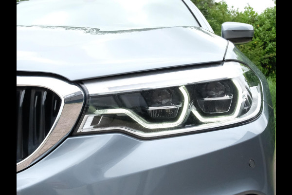 BMW 5 Serie 530e M Sport | 251 PK | Schuif-/ kanteldak | Adaptive cruise control | Bowers & Wilkins | Head Up Display | 360 graden camera | 20 inch velgen | Comfort stoelen | Stoelverwarming / Ventilatie | Keyless entry