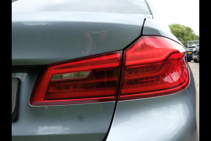 BMW 5 Serie 530e M Sport | 251 PK | Schuif-/ kanteldak | Adaptive cruise control | Bowers & Wilkins | Head Up Display | 360 graden camera | 20 inch velgen | Comfort stoelen | Stoelverwarming / Ventilatie | Keyless entry