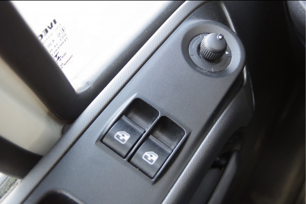 Iveco Daily 35C18 3.0 180PK AUT. N1! DUBBELLUCHT BAKWAGEN, LAADKLEP, ZIJDEUR, 3-ZITS, CLIMA, CRUISE, LED, NAVI, CARPLAY