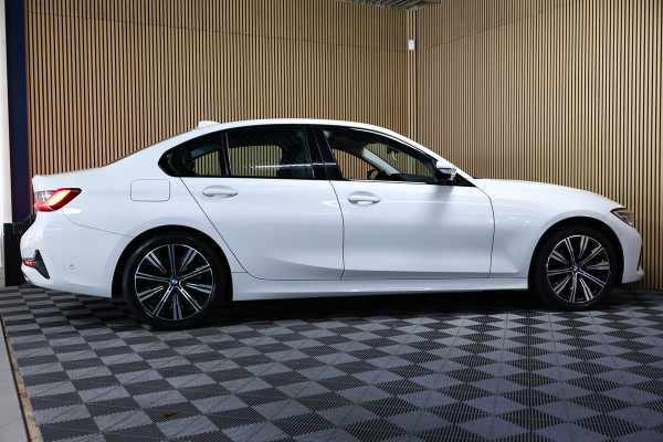 BMW 3 Serie 318i Business Edition AVM SPORTLEDER NAVI CARPLAY DIGI DASH '21