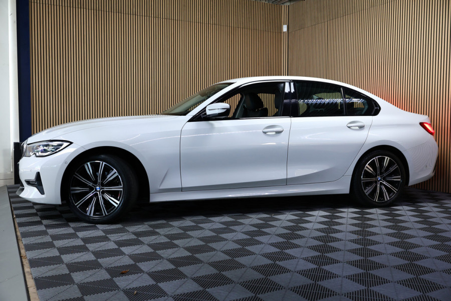 BMW 3 Serie 318i Business Edition AVM SPORTLEDER NAVI CARPLAY DIGI DASH '21