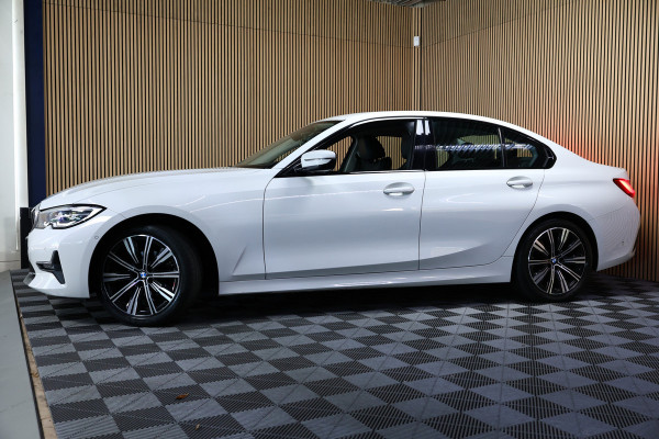 BMW 3 Serie 318i Business Edition AVM SPORTLEDER NAVI CARPLAY DIGI DASH '21