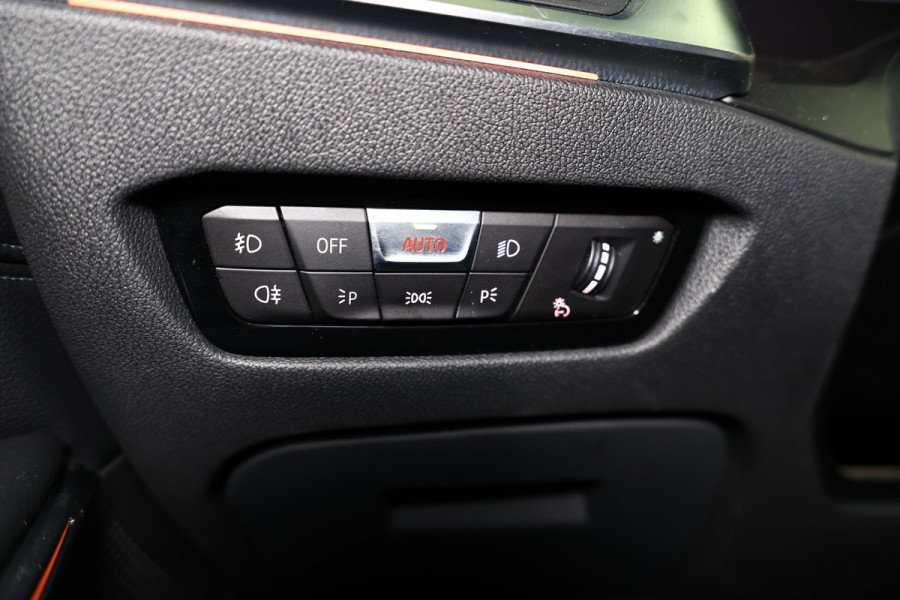 BMW 3 Serie 318i Business Edition AVM SPORTLEDER NAVI CARPLAY DIGI DASH '21