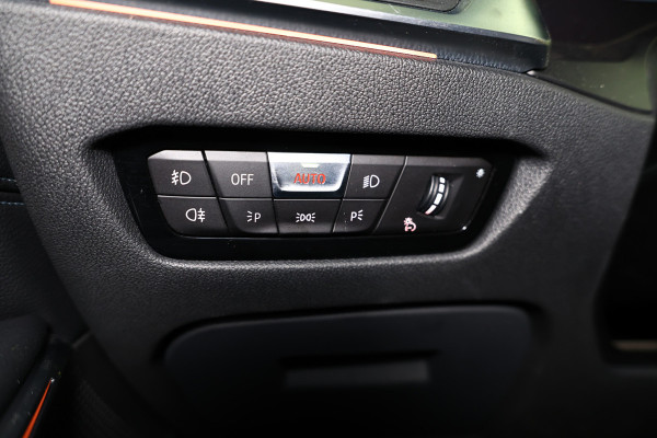 BMW 3 Serie 318i Business Edition AVM SPORTLEDER NAVI CARPLAY DIGI DASH '21