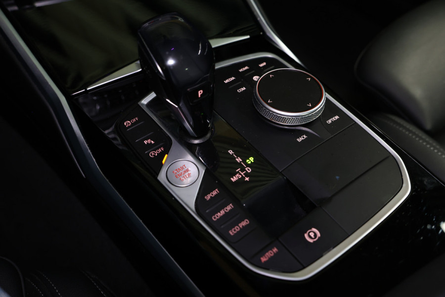 BMW 3 Serie 318i Business Edition AVM SPORTLEDER NAVI CARPLAY DIGI DASH '21