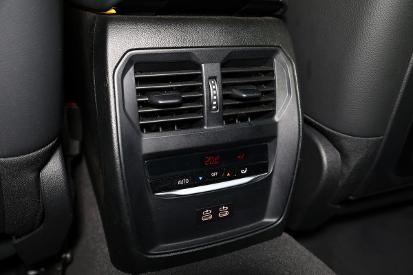 BMW 3 Serie 318i Business Edition AVM SPORTLEDER NAVI CARPLAY DIGI DASH '21