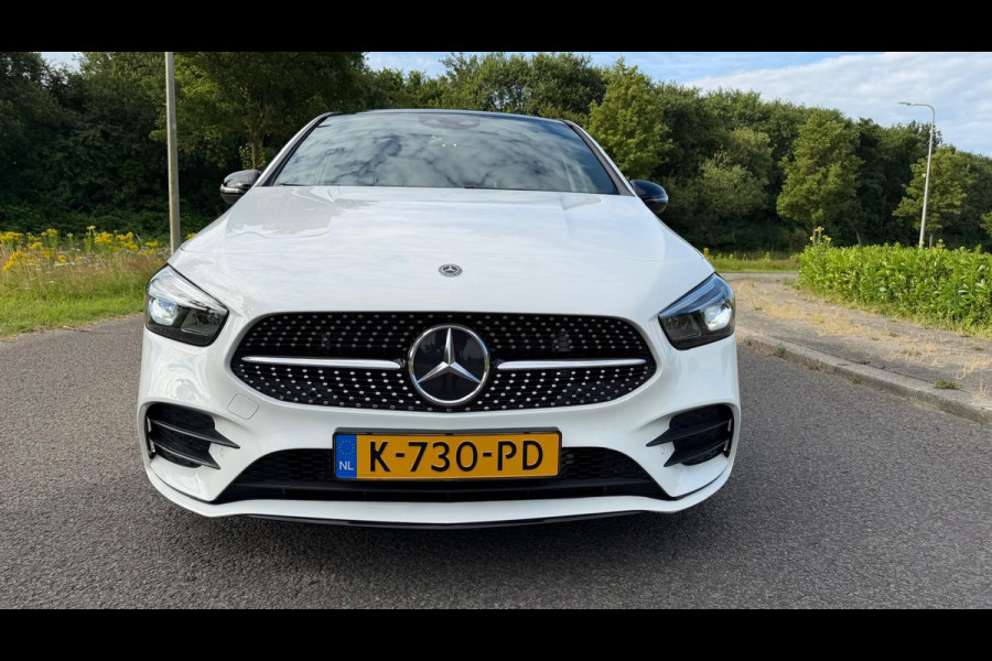 Mercedes-Benz B-Klasse 200 Business Solution AMG | AUTOMAAT | Stoelverwarming | Panorama dak | Achteruitrijcamera | Trekhaak |