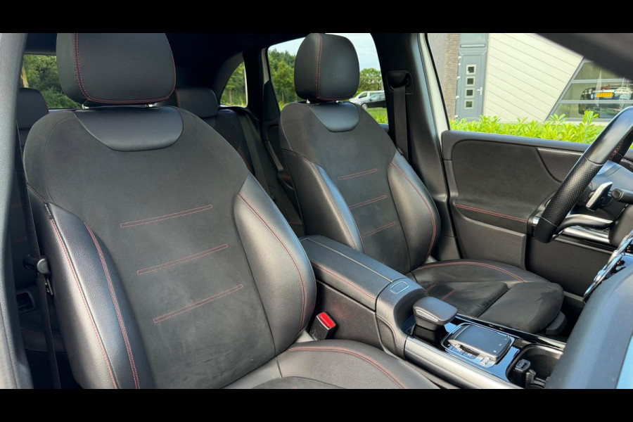 Mercedes-Benz B-Klasse 200 Business Solution AMG | AUTOMAAT | Stoelverwarming | Panorama dak | Achteruitrijcamera | Trekhaak |
