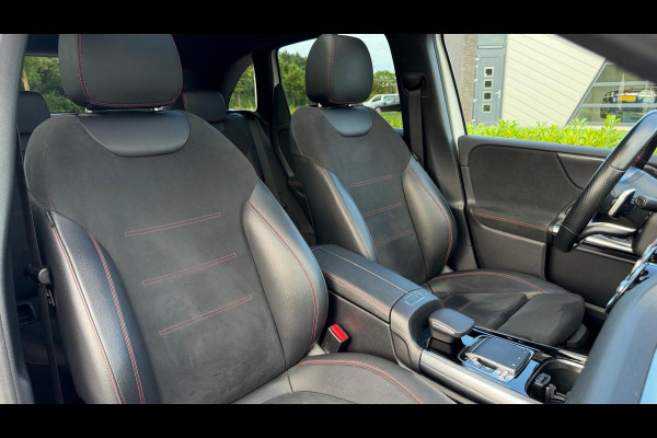 Mercedes-Benz B-Klasse 200 Business Solution AMG | AUTOMAAT | Stoelverwarming | Panorama dak | Achteruitrijcamera | Trekhaak |