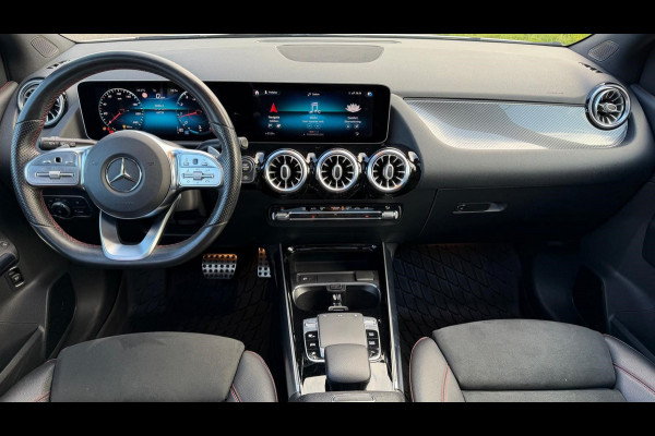 Mercedes-Benz B-Klasse 200 Business Solution AMG | AUTOMAAT | Stoelverwarming | Panorama dak | Achteruitrijcamera | Trekhaak |