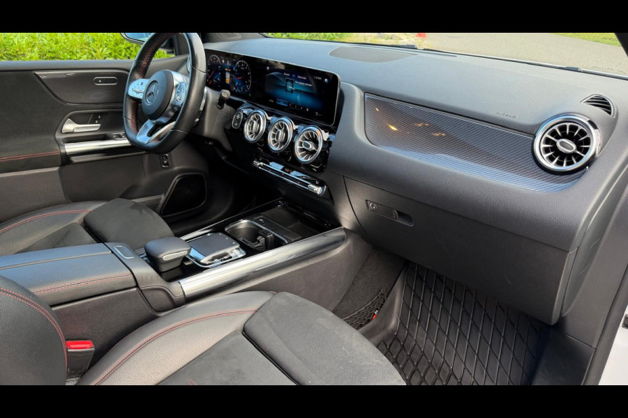 Mercedes-Benz B-Klasse 200 Business Solution AMG | AUTOMAAT | Stoelverwarming | Panorama dak | Achteruitrijcamera | Trekhaak |