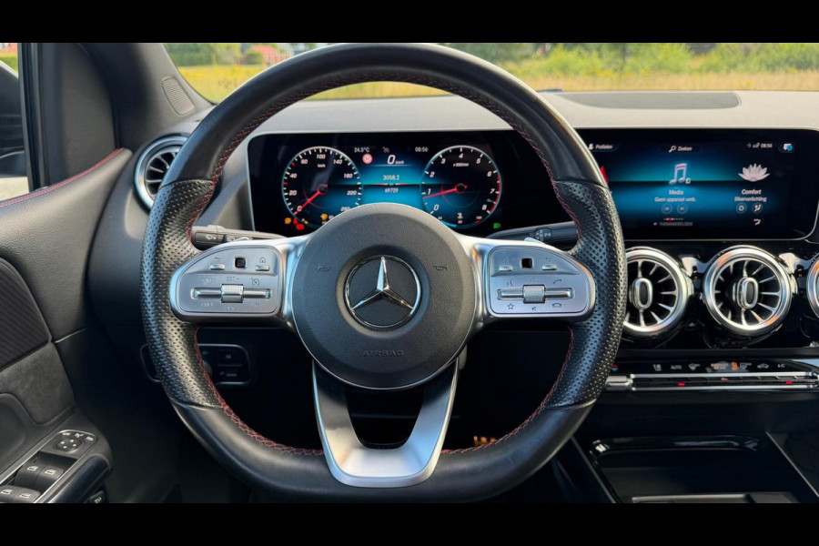 Mercedes-Benz B-Klasse 200 Business Solution AMG | AUTOMAAT | Stoelverwarming | Panorama dak | Achteruitrijcamera | Trekhaak |