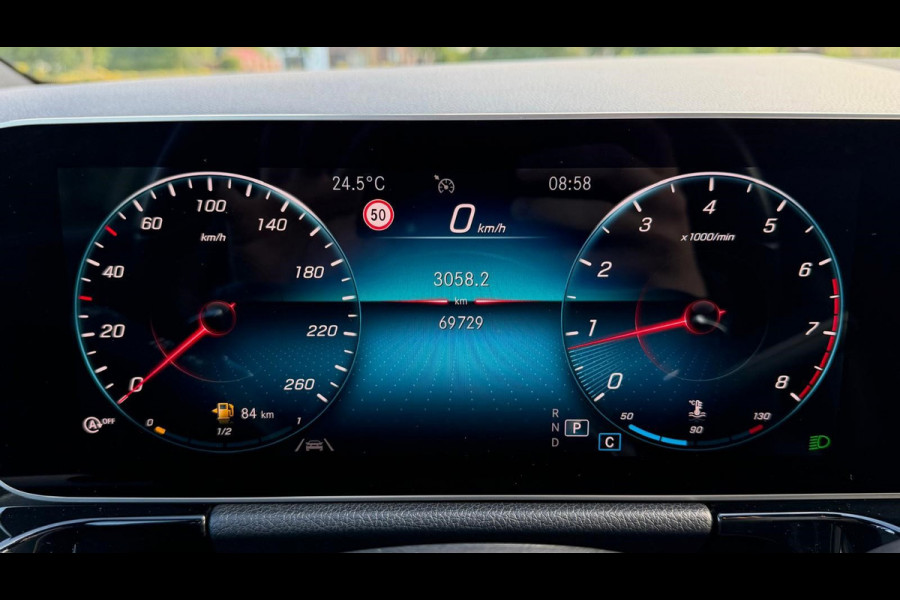 Mercedes-Benz B-Klasse 200 Business Solution AMG | AUTOMAAT | Stoelverwarming | Panorama dak | Achteruitrijcamera | Trekhaak |