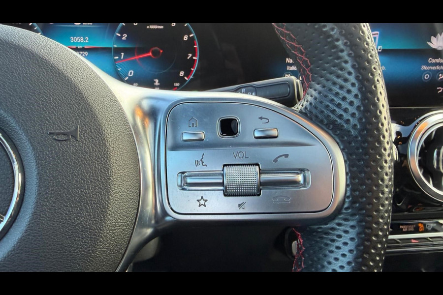 Mercedes-Benz B-Klasse 200 Business Solution AMG | AUTOMAAT | Stoelverwarming | Panorama dak | Achteruitrijcamera | Trekhaak |