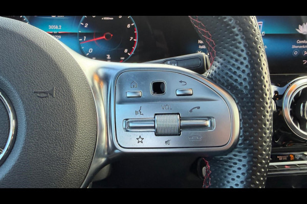Mercedes-Benz B-Klasse 200 Business Solution AMG | AUTOMAAT | Stoelverwarming | Panorama dak | Achteruitrijcamera | Trekhaak |