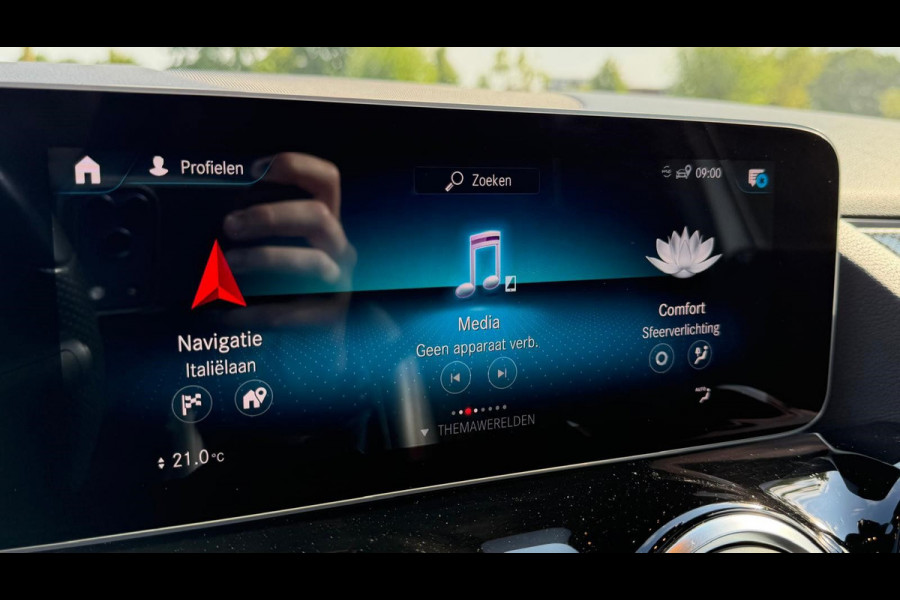 Mercedes-Benz B-Klasse 200 Business Solution AMG | AUTOMAAT | Stoelverwarming | Panorama dak | Achteruitrijcamera | Trekhaak |
