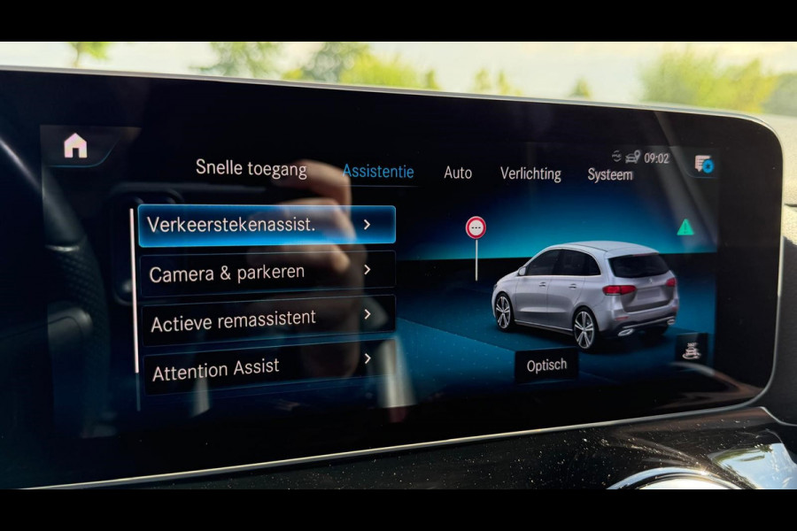 Mercedes-Benz B-Klasse 200 Business Solution AMG | AUTOMAAT | Stoelverwarming | Panorama dak | Achteruitrijcamera | Trekhaak |