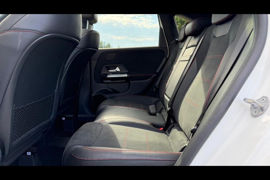 Mercedes-Benz B-Klasse 200 Business Solution AMG | AUTOMAAT | Stoelverwarming | Panorama dak | Achteruitrijcamera | Trekhaak |
