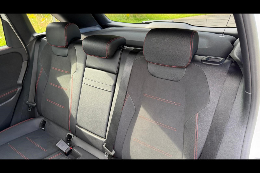 Mercedes-Benz B-Klasse 200 Business Solution AMG | AUTOMAAT | Stoelverwarming | Panorama dak | Achteruitrijcamera | Trekhaak |