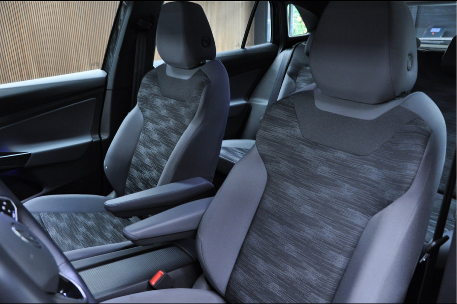 Volkswagen ID.4 Navi ACC Camera Warmtepomp PDC Stuurverwarm. Carplay 19" LM velgen Climate voor & achter Interieur voorverwarming & koeling