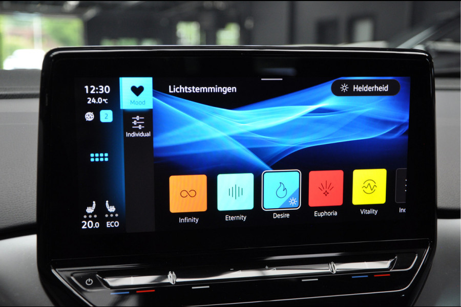 Volkswagen ID.4 Navi ACC Camera Warmtepomp PDC Stuurverwarm. Carplay 19" LM velgen Climate voor & achter Interieur voorverwarming & koeling