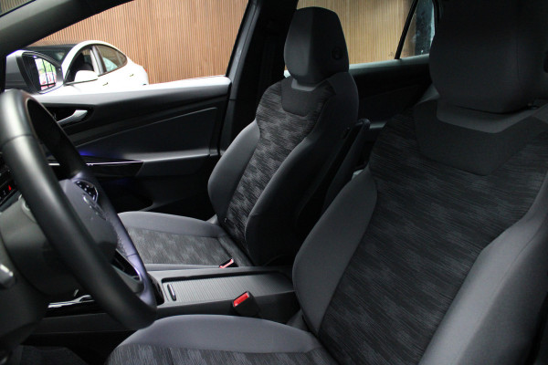 Volkswagen ID.4 Pro 77 kWh Navi ACC Camera Warmtep. Carplay PDC Stuurverwarm. 19" LM velgen Climate (3 zone) Interieur voorverwarming & koeling