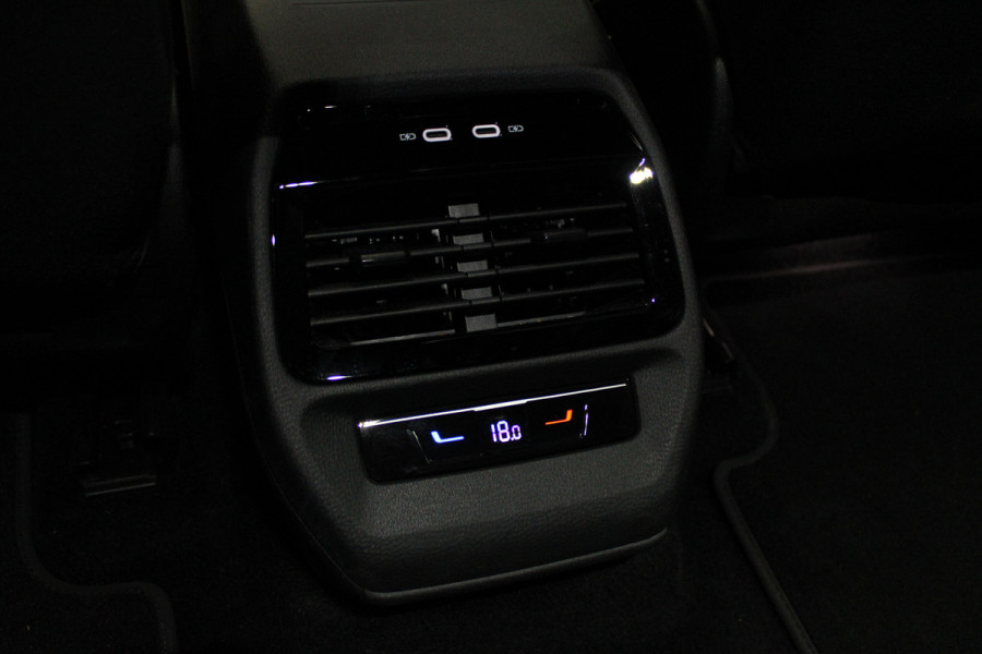 Volkswagen ID.4 Pro 77 kWh Navi ACC Camera Warmtep. Carplay PDC Stuurverwarm. 19" LM velgen Climate (3 zone) Interieur voorverwarming & koeling