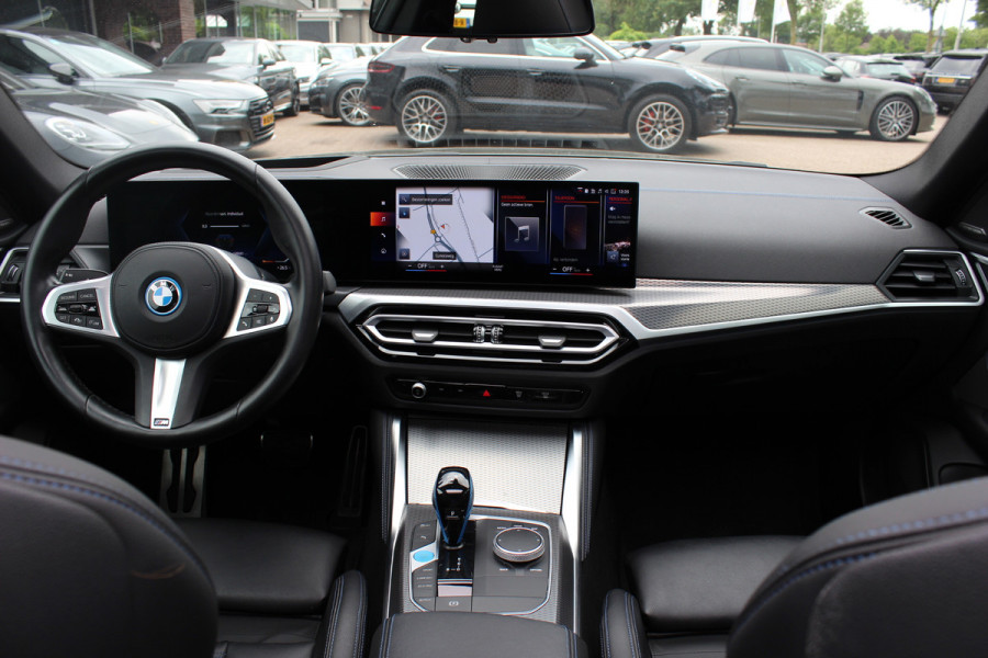 BMW i4 eDrive40 High Executive 84 kWh / SoH 95% / Trekhaak / Schuifdak / Camera / Head-up / Leder / 19'' / CarPlay / Stoelverwarming / Sfeerverlichting / Dodehoek / ACC