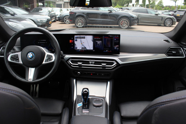 BMW i4 eDrive40 High Executive 84 kWh / SoH 95% / Trekhaak / Schuifdak / Camera / Head-up / Leder / 19'' / CarPlay / Stoelverwarming / Sfeerverlichting / Dodehoek / ACC