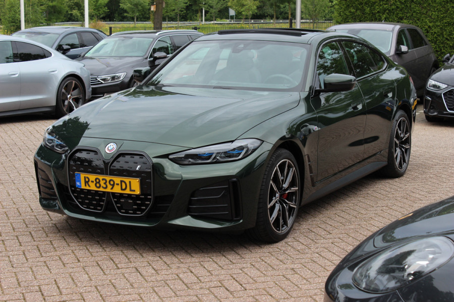 BMW i4 eDrive40 High Executive 84 kWh / SoH 95% / Trekhaak / Schuifdak / Camera / Head-up / Leder / 19'' / CarPlay / Stoelverwarming / Sfeerverlichting / Dodehoek / ACC