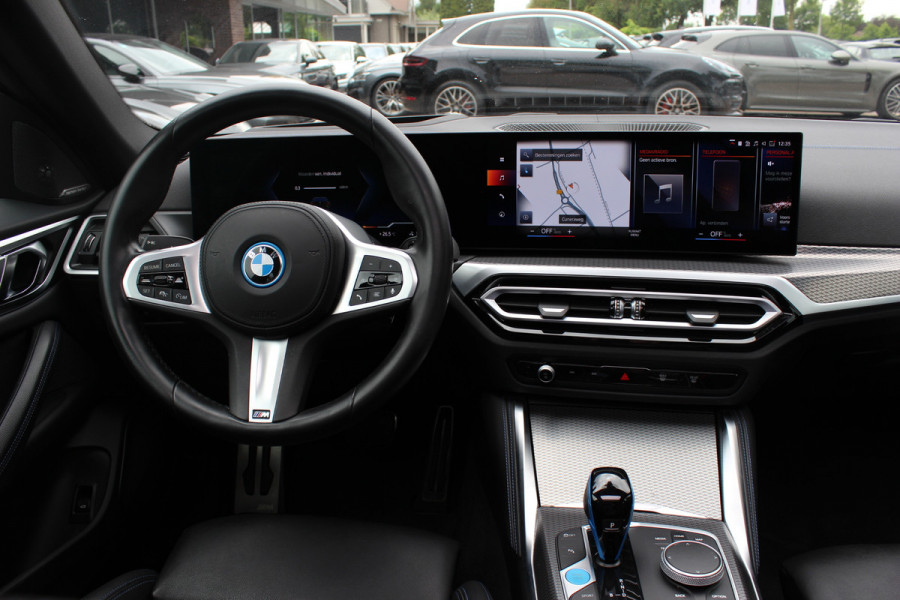 BMW i4 eDrive40 High Executive 84 kWh / SoH 95% / Trekhaak / Schuifdak / Camera / Head-up / Leder / 19'' / CarPlay / Stoelverwarming / Sfeerverlichting / Dodehoek / ACC