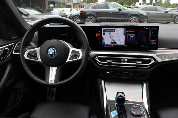 BMW i4 eDrive40 High Executive 84 kWh / SoH 95% / Trekhaak / Schuifdak / Camera / Head-up / Leder / 19'' / CarPlay / Stoelverwarming / Sfeerverlichting / Dodehoek / ACC