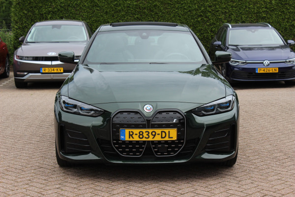 BMW i4 eDrive40 High Executive 84 kWh / SoH 95% / Trekhaak / Schuifdak / Camera / Head-up / Leder / 19'' / CarPlay / Stoelverwarming / Sfeerverlichting / Dodehoek / ACC