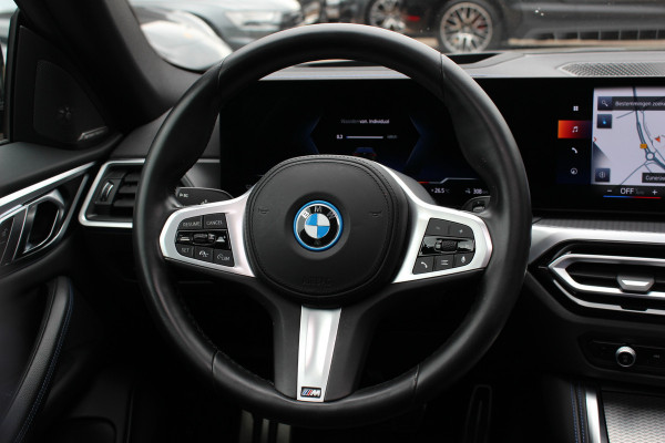 BMW i4 eDrive40 High Executive 84 kWh / SoH 95% / Trekhaak / Schuifdak / Camera / Head-up / Leder / 19'' / CarPlay / Stoelverwarming / Sfeerverlichting / Dodehoek / ACC