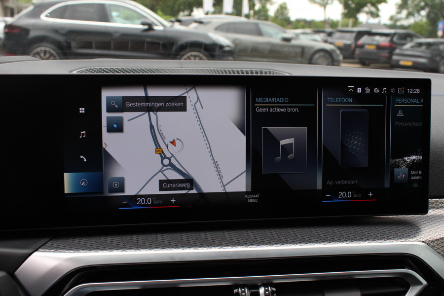BMW i4 eDrive40 High Executive 84 kWh / SoH 95% / Trekhaak / Schuifdak / Camera / Head-up / Leder / 19'' / CarPlay / Stoelverwarming / Sfeerverlichting / Dodehoek / ACC