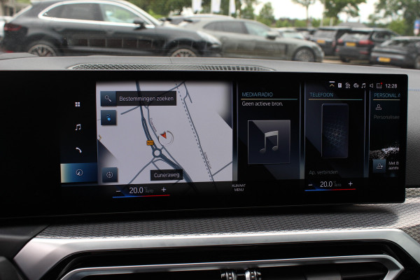 BMW i4 eDrive40 High Executive 84 kWh / SoH 95% / Trekhaak / Schuifdak / Camera / Head-up / Leder / 19'' / CarPlay / Stoelverwarming / Sfeerverlichting / Dodehoek / ACC
