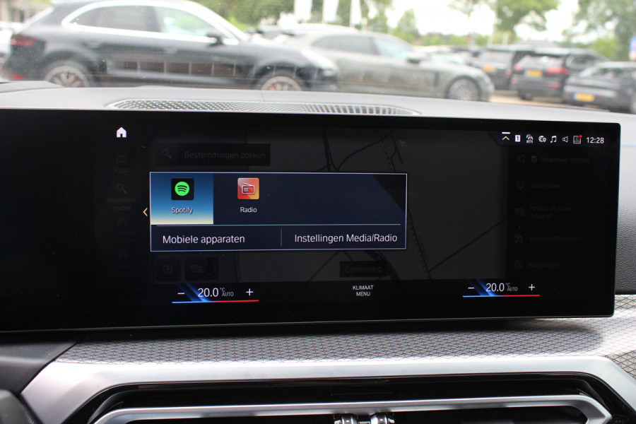 BMW i4 eDrive40 High Executive 84 kWh / SoH 95% / Trekhaak / Schuifdak / Camera / Head-up / Leder / 19'' / CarPlay / Stoelverwarming / Sfeerverlichting / Dodehoek / ACC