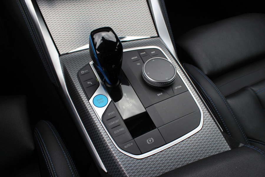 BMW i4 eDrive40 High Executive 84 kWh / SoH 95% / Trekhaak / Schuifdak / Camera / Head-up / Leder / 19'' / CarPlay / Stoelverwarming / Sfeerverlichting / Dodehoek / ACC