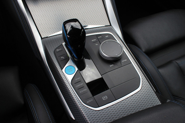 BMW i4 eDrive40 High Executive 84 kWh / SoH 95% / Trekhaak / Schuifdak / Camera / Head-up / Leder / 19'' / CarPlay / Stoelverwarming / Sfeerverlichting / Dodehoek / ACC