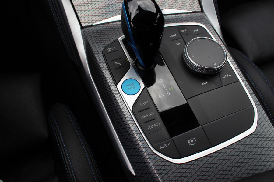 BMW i4 eDrive40 High Executive 84 kWh / SoH 95% / Trekhaak / Schuifdak / Camera / Head-up / Leder / 19'' / CarPlay / Stoelverwarming / Sfeerverlichting / Dodehoek / ACC